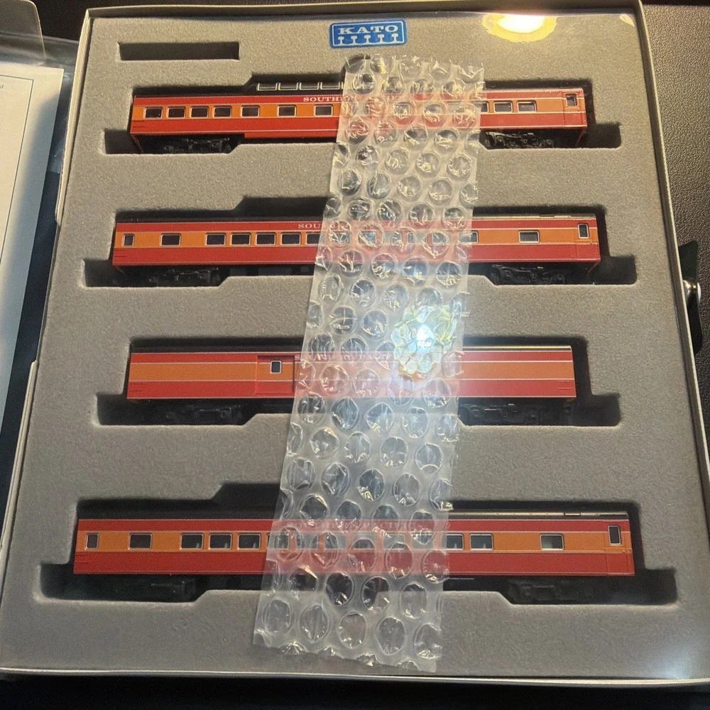 Kato 106-029 N Scale Southern Pacific Daylight Smooth Side 4-Car Passenger Set